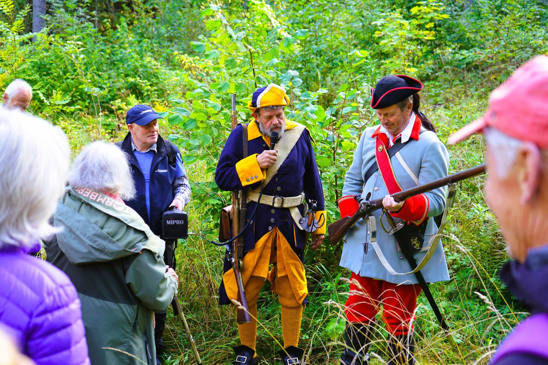 I et strålende høstvær fortsatte Historielaget sin vandring, som vi startet på Ravnsborg i fjor. Denne gang langs Kongeveien i de svenske Karolineres fotspor fra 1716, og målet denne dagen var Lier Bygdetun i bunnen av Paradisbakkene. Vi passerte området der vi mener forpoststillingene lå, som var stedet der Karl XII dragoner og kavalerister ble stoppet.