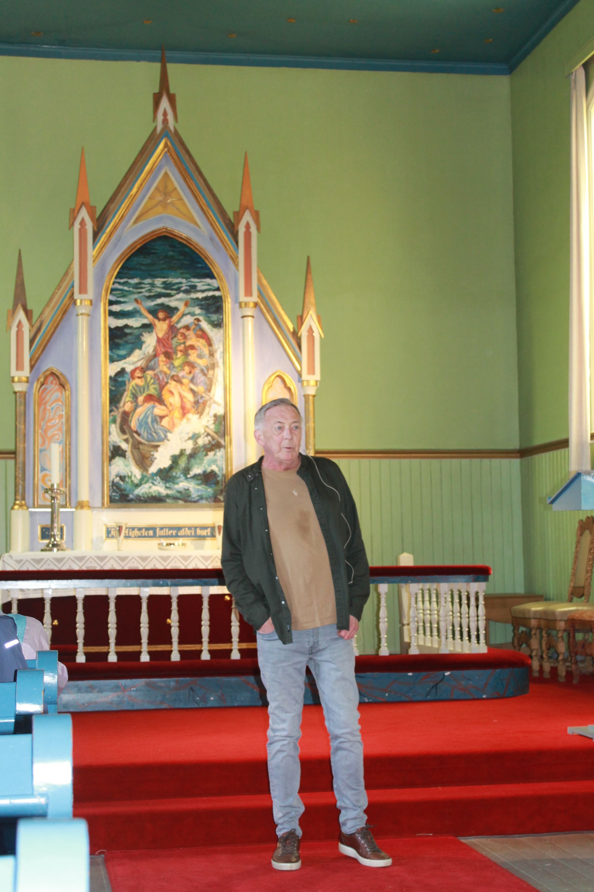 Holmsbu kirke med utsmykninger av Holmsbu-malerne.