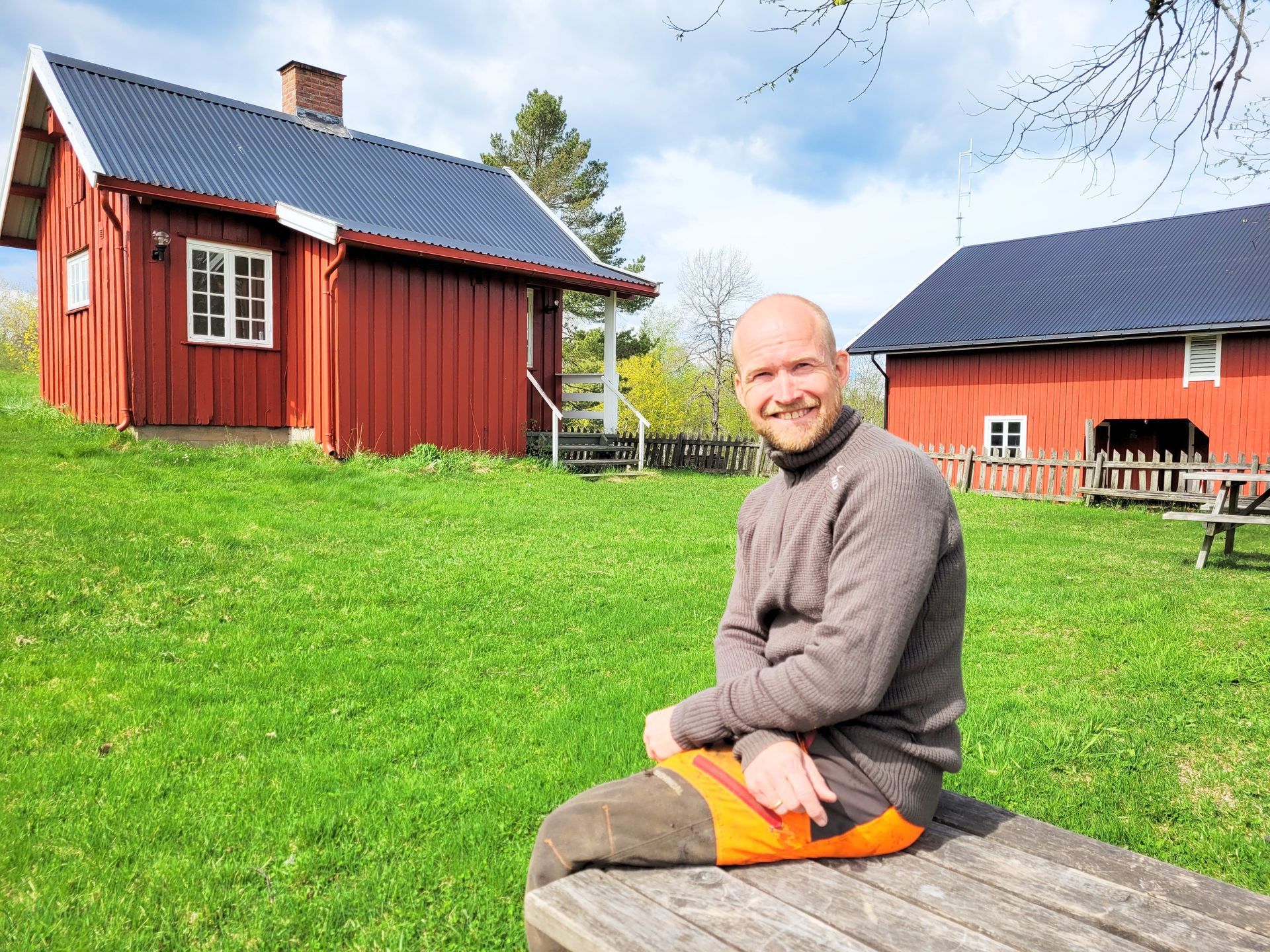 Saltveien går tvers gjennom gården til Gupu-bonde Vegard Pekeli.