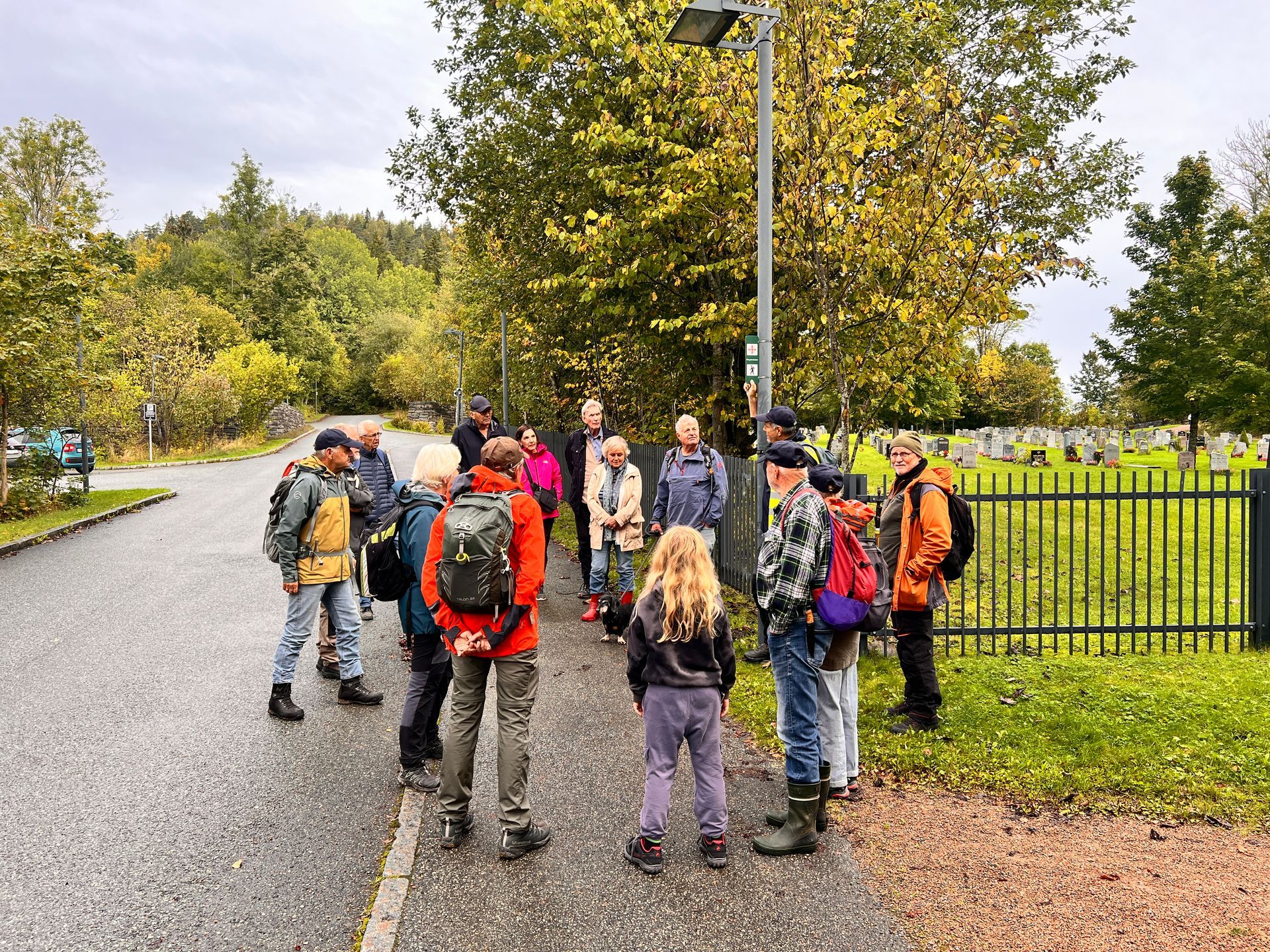15 ivrige historielagsmedlemmer møtte opp ved Steinskogen gravlund lørdag 20. september for å være m