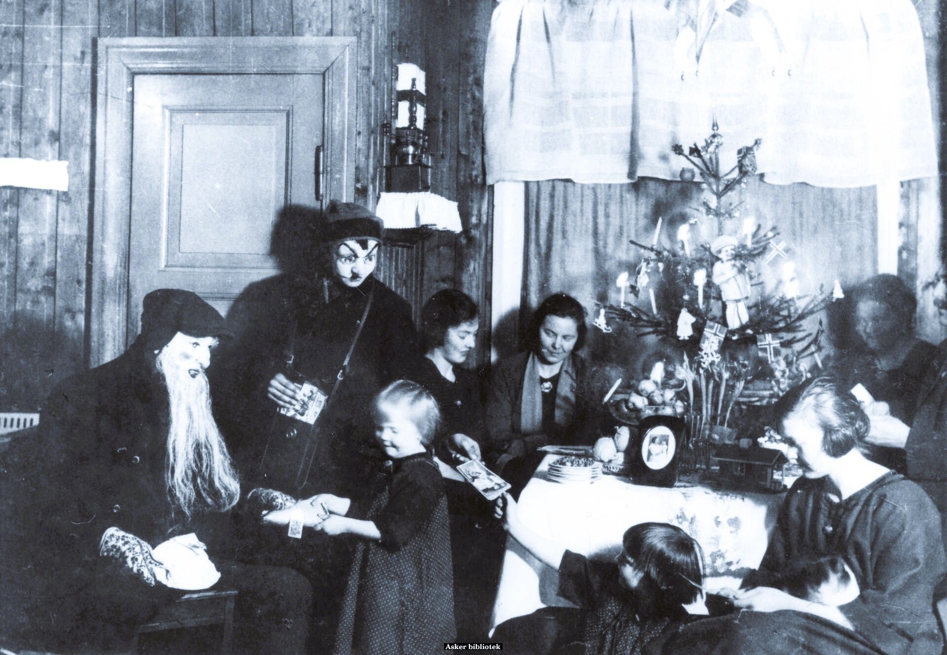 Julaften på Sem1923. I lærer Røeds bolig. De fleste boligene på Sem hadde navn, bl.a Røeds bolig 