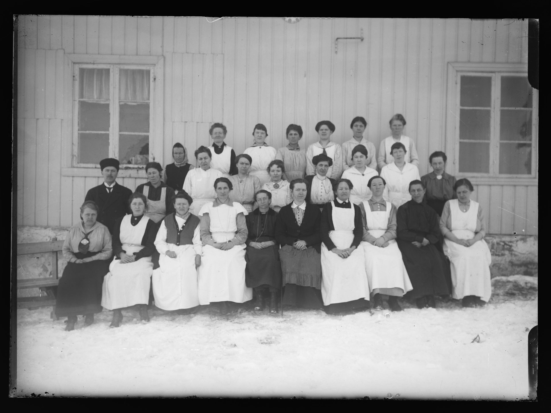 Kvindehjemmet på Grini gård i Bærum. De ansatte på hjemmet (Foto: Narve Skarpsnoen, 1900, Nasjonalbiblioteket).
