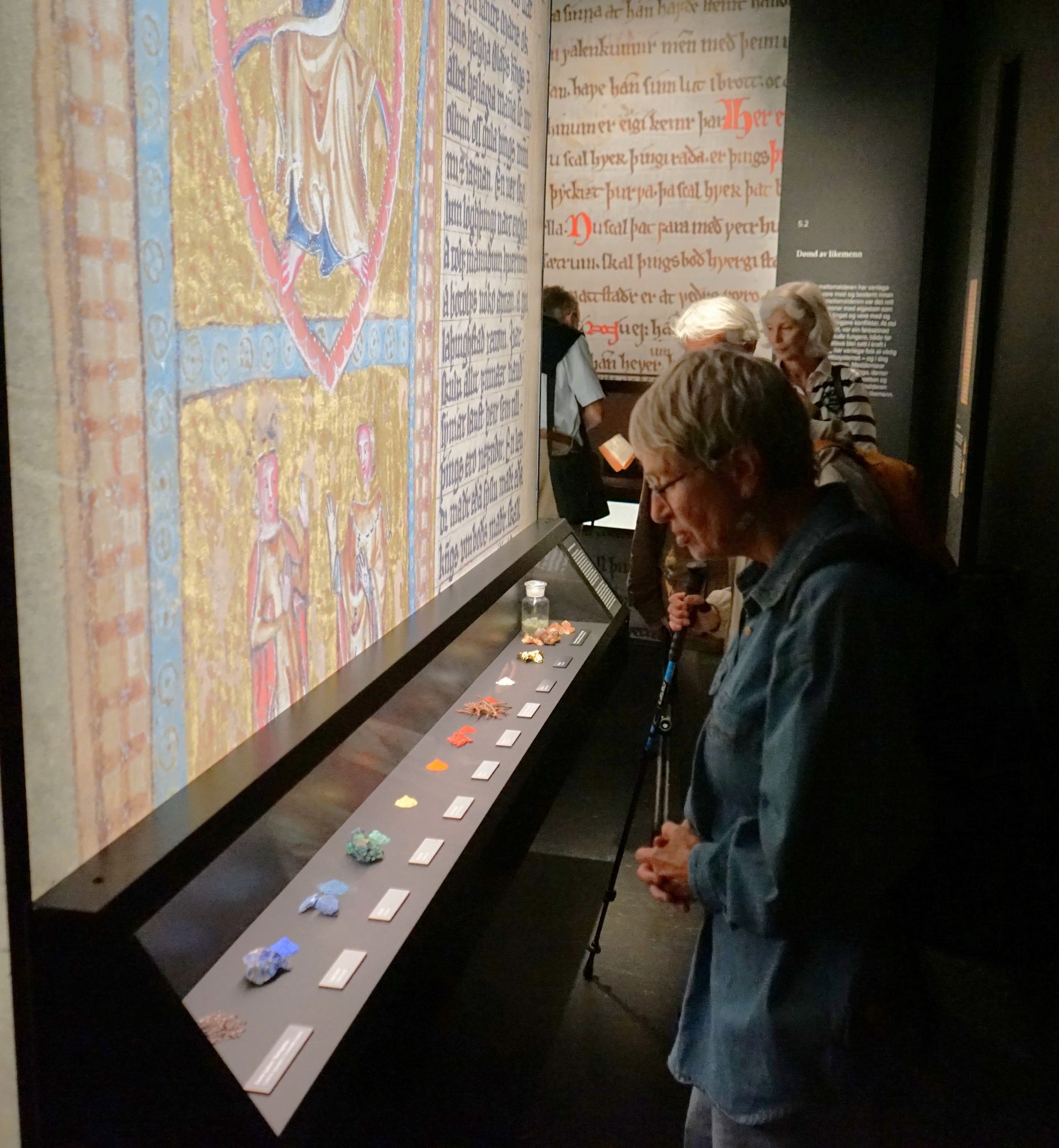 Det var gjort et godt pedagogisk opplegg i utstillingen. Her fikk vi se de ulike fargestoffene, som var brukt i de fantastiske illustrasjonene vi finner i de ulike kapitlene i Landslova.