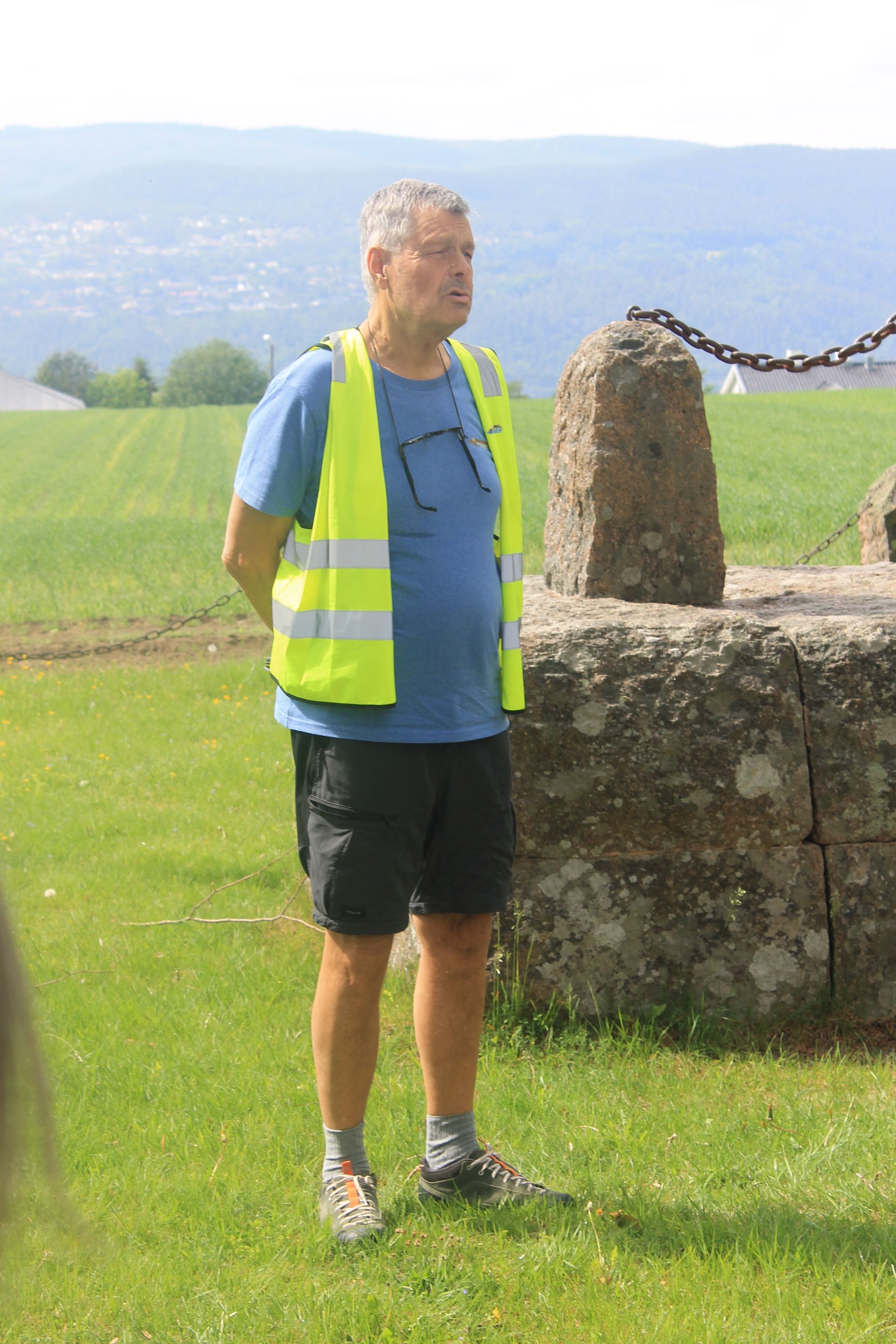 Historielagets styremedlem Martin Nickelsen forteller om sjøhelten Ivar Huitfeldt fra Tronstad gård ved Huitfeldt-støtten.