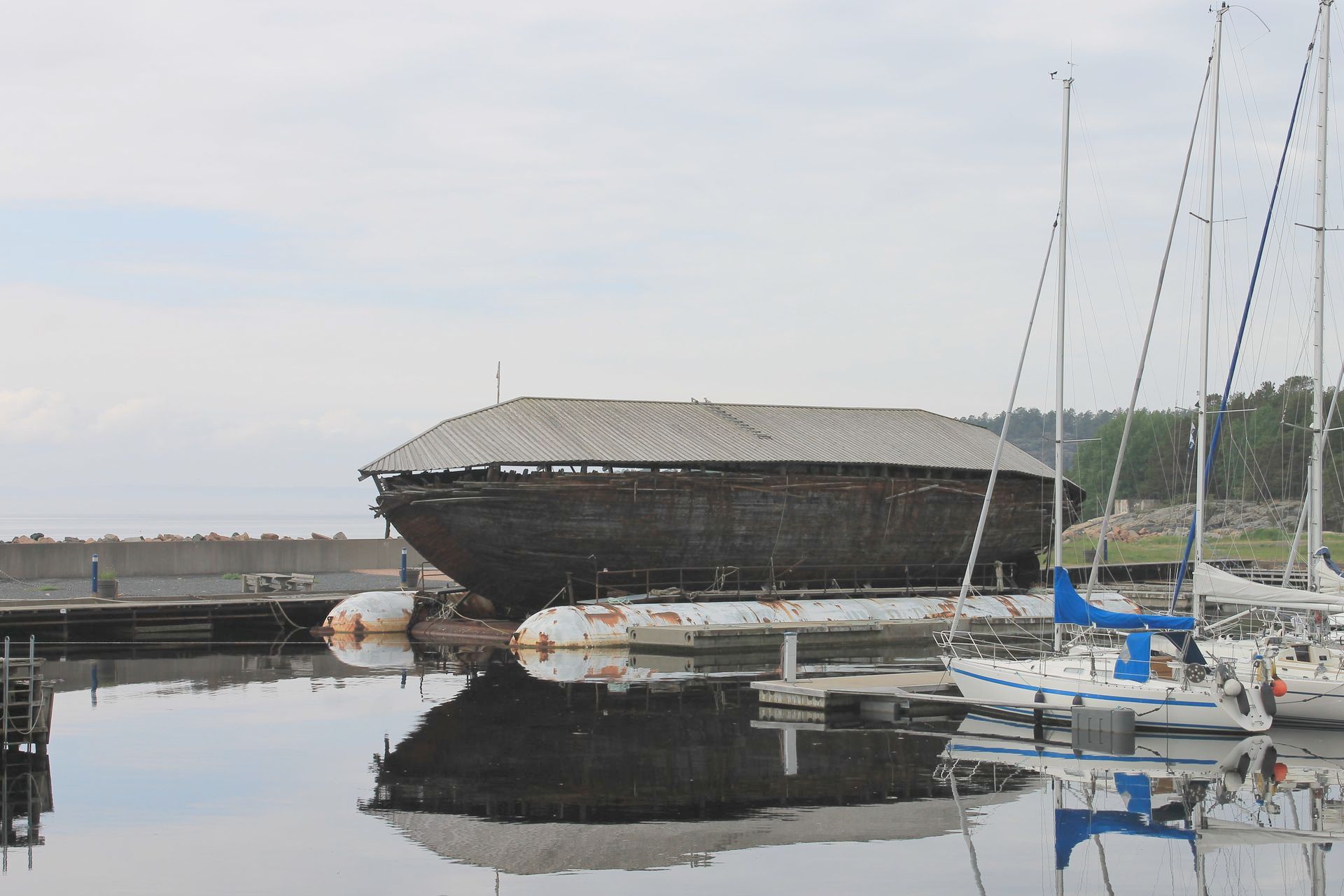 Polarskuta Maud i havn ved Sagene/Tofte.