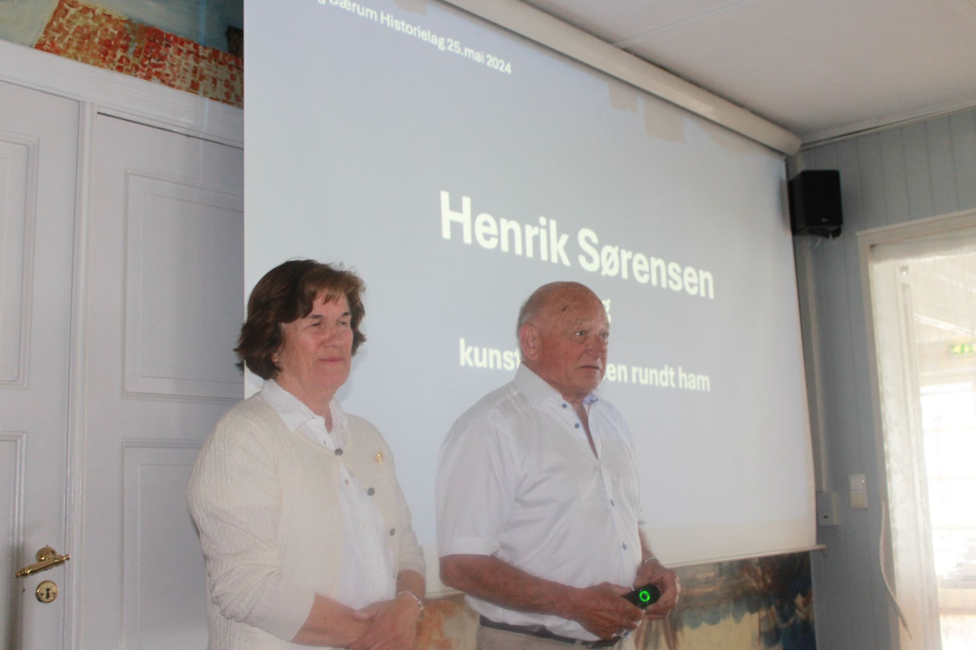 Lysbildeforedrag om Henrik Sørensen og kunstkretsen rundt ham. Det var leder av Holmsbu Kunstmuseums Venner, Benthe Løvaas, og styreleder for stiftelsen Holmsbu Kunstmuseum og Henrik Sørensens Samlinger, Morten Opsahl, som bidro med dette.