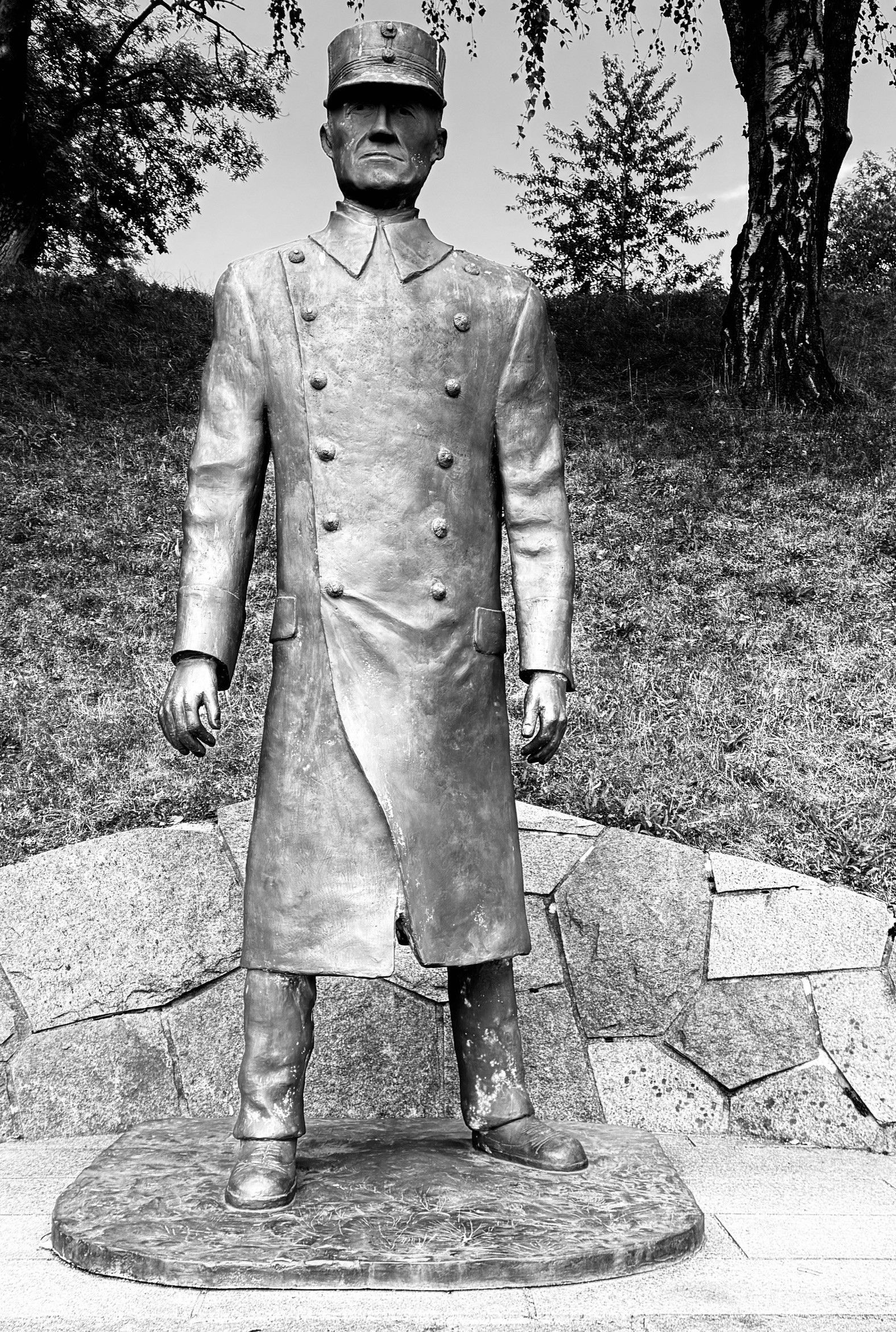 Oberst Birger Eriksen, kommandant på Oscarsborg Festning 1933 – 1940. Han ledet festningen under kampene 9.april 1940. Statuen står på plassen utenfor selve festningen. Den stod tidligere i borg-gården, men ble flyttet til plassen utenfor murene da den skal ha stått litt i veien for operaarrangementet som årlig arrangeres der.