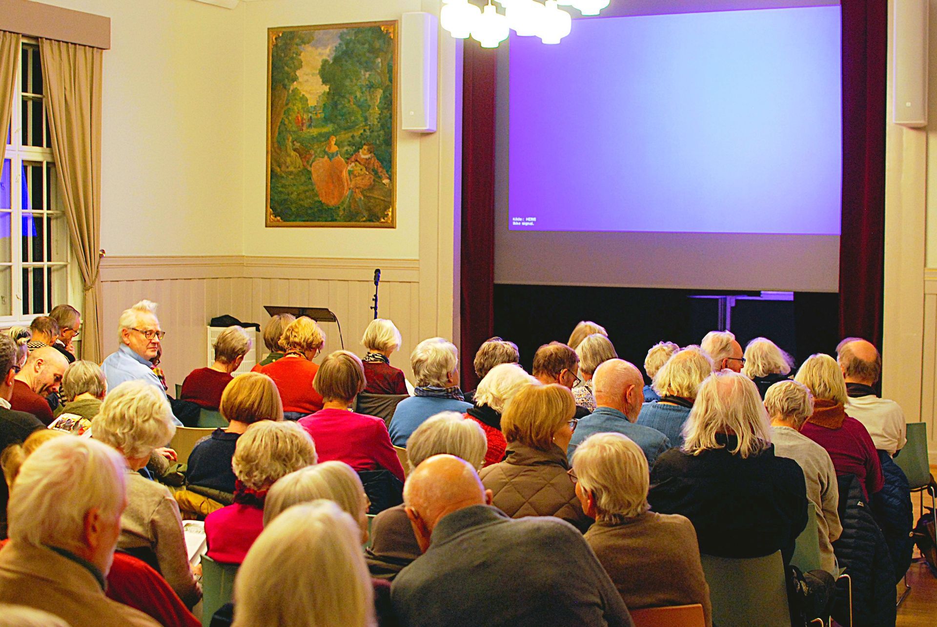 Salen på Venskaben i Askeer var så godt som full i god tid før start av foredraget.