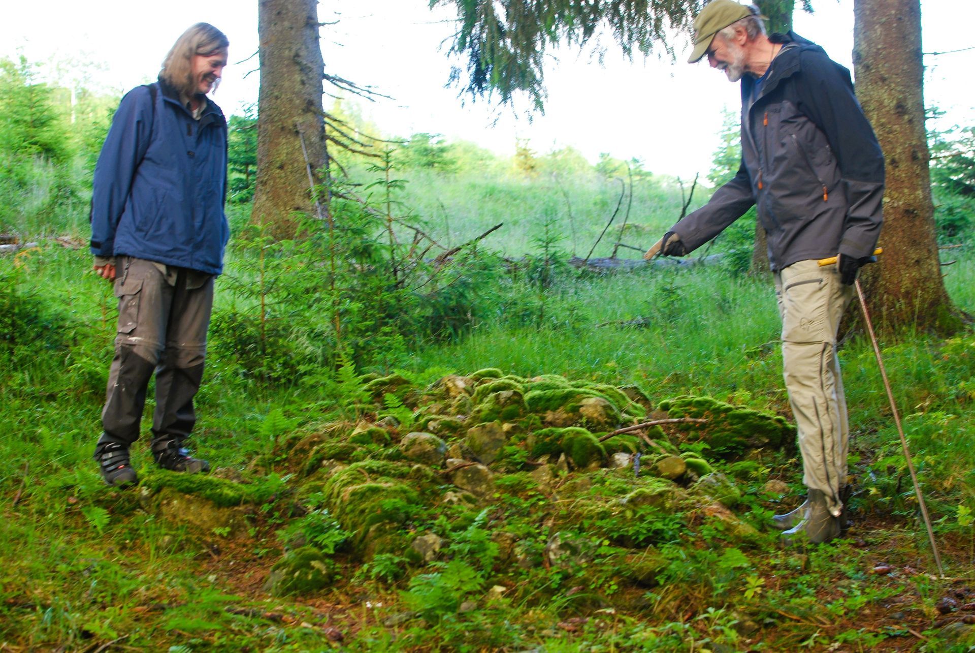 Er dette en rydningsrøys eller en gravrøys spør arkeolog Jes Martens lærevillige 