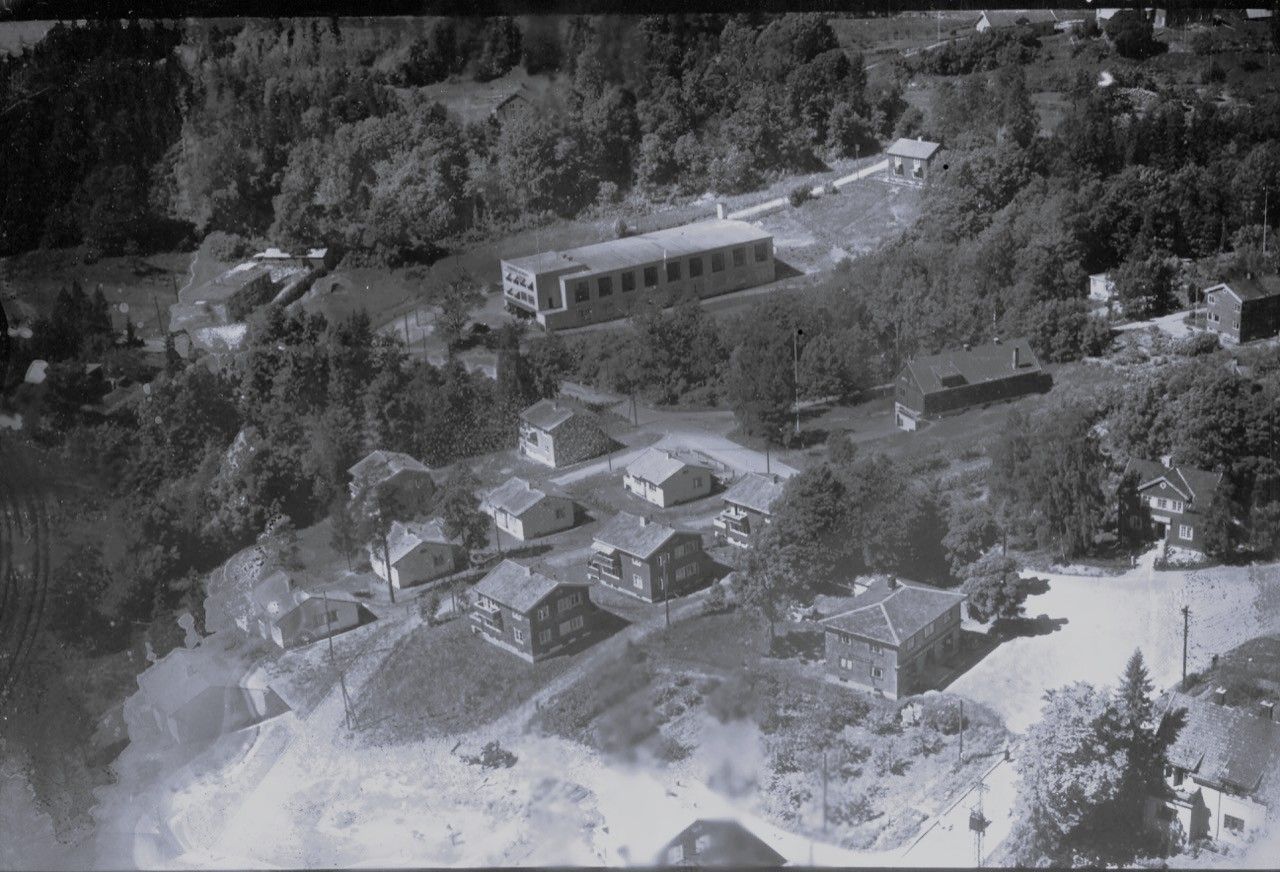 Sandvika Veveri AS ble startet 15. mai 1936 av Øyvin Grimnes i bygget som hadde huset Sandvikens Bli