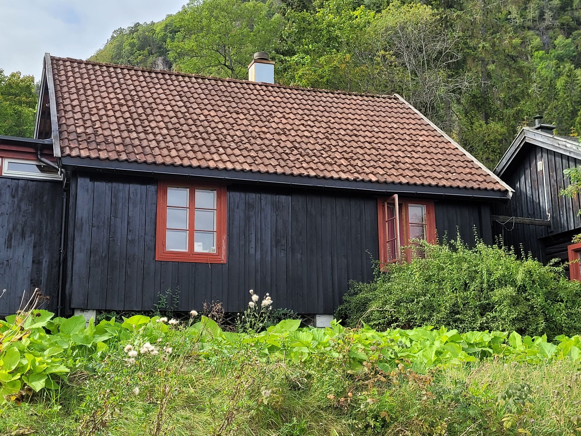 Se nøye på dette bildet og på huset til høyre på bildet fra begynnelsen av 1900-tallet. Joda, det er samme huset som i dag står på Hvalstad.