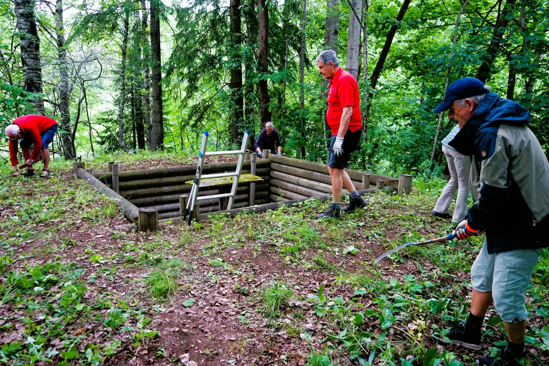 Med sin dybde på 5-6 meter er det viktig at området rundt Ulvestuen blir ryddet så folk kan ferdes trygt.