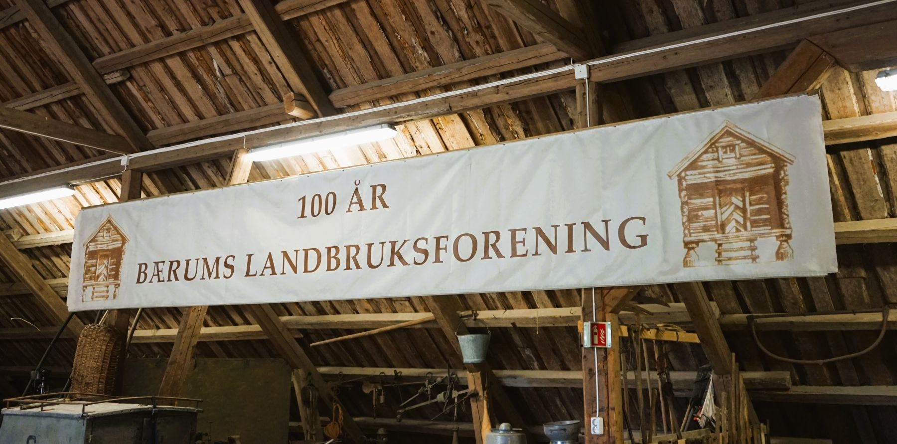 Medlemmene av Bærum Landbruksforening har fylt 950 kvadratmeter i låven med gamle redskaper.