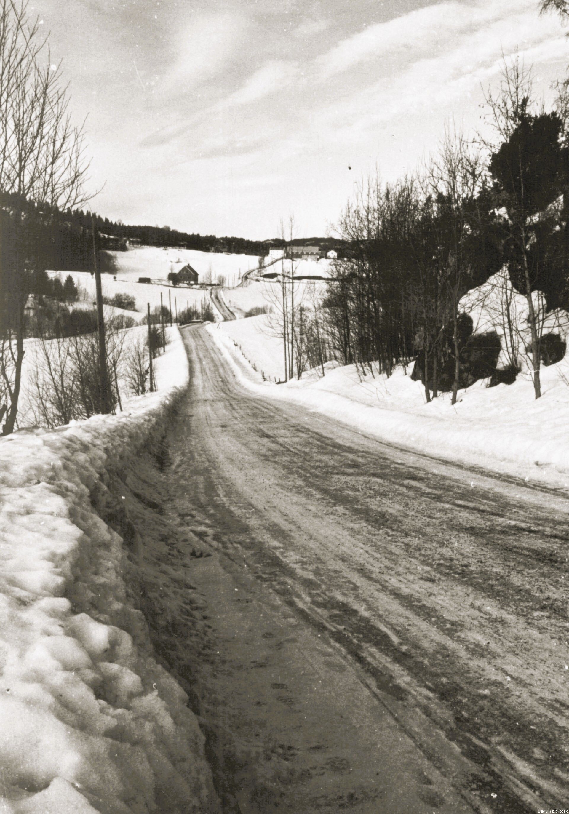 Bærums Verk. Gamleveien sett mot Øvre Haug (Foto: Bildesamlingen Bærum Biblioteks).