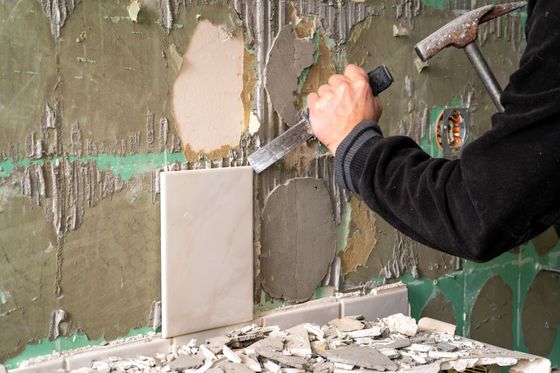 Prima e dopo di un bagno ristrutturato con finiture moderne
