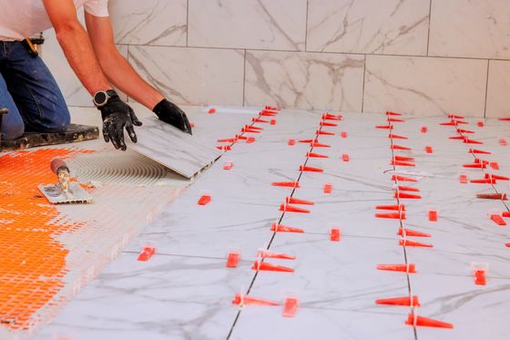 Prima e dopo di opere in cartongesso con controsoffitto e pareti divisorie