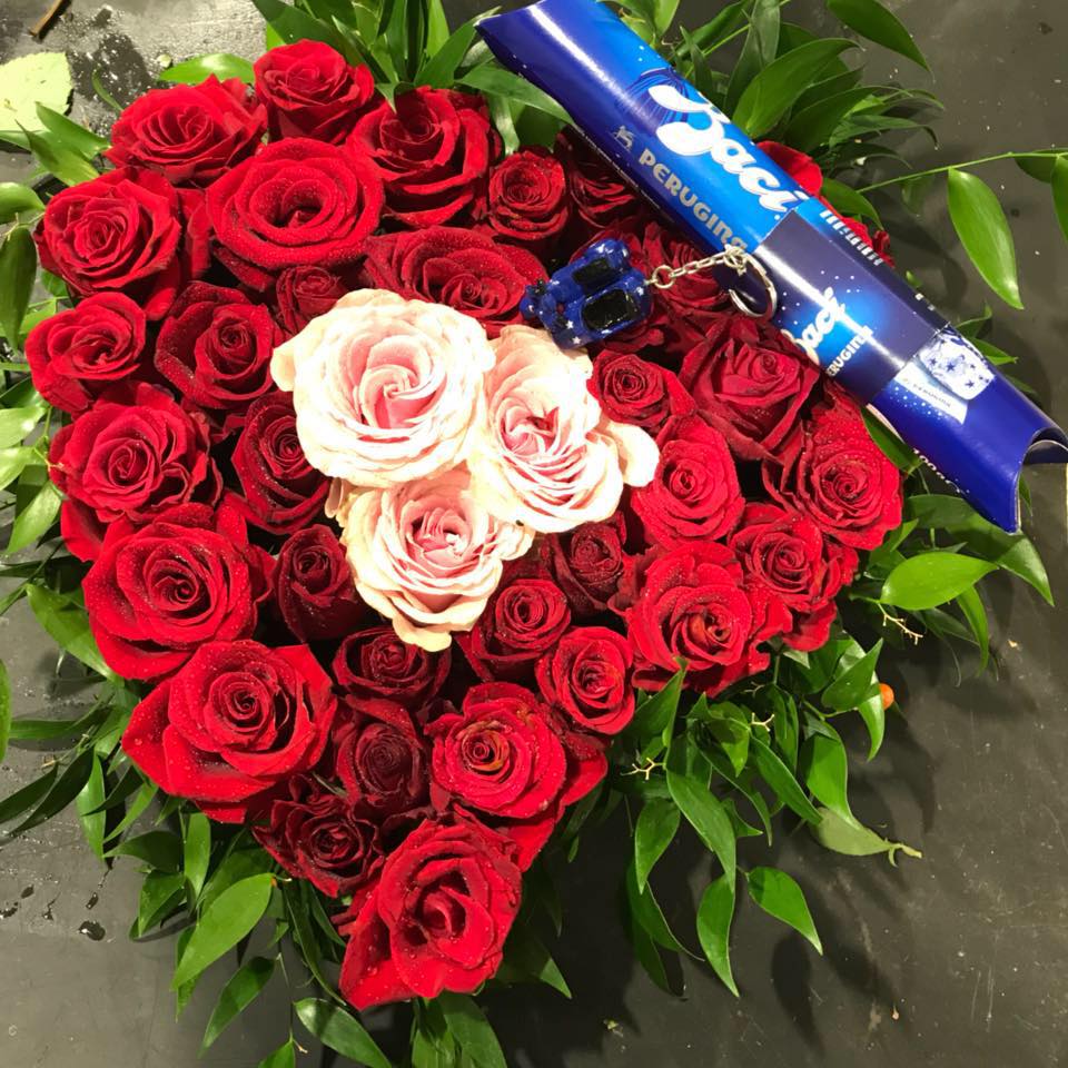 composizione di rose a cuore con Baci