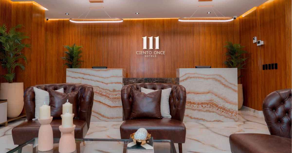 Lobby de 111 Ciento Once Hotels en San Andrés, hotel boutique para viajar ligero y empezar el año.