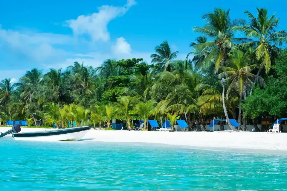 Celebración de fin de año en San Andrés cerca del Hotel 111, con ambiente caribeño y vistas al mar.