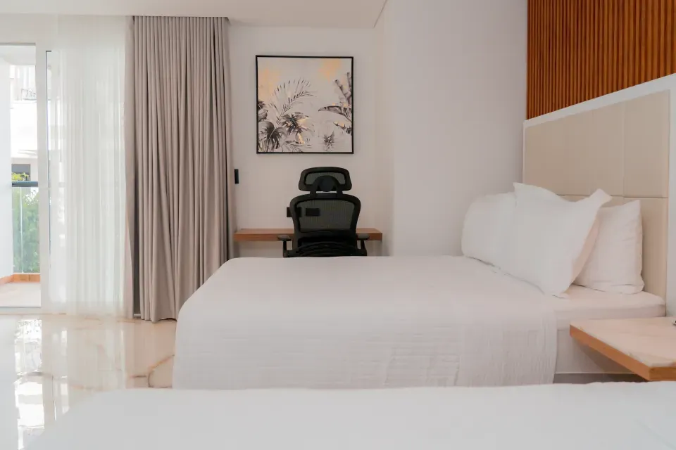 Habitación del Hotel 111 en San Andrés con escritorio, perfecta para nómadas digitales y parejas que combinan trabajo y descanso frente al mar.