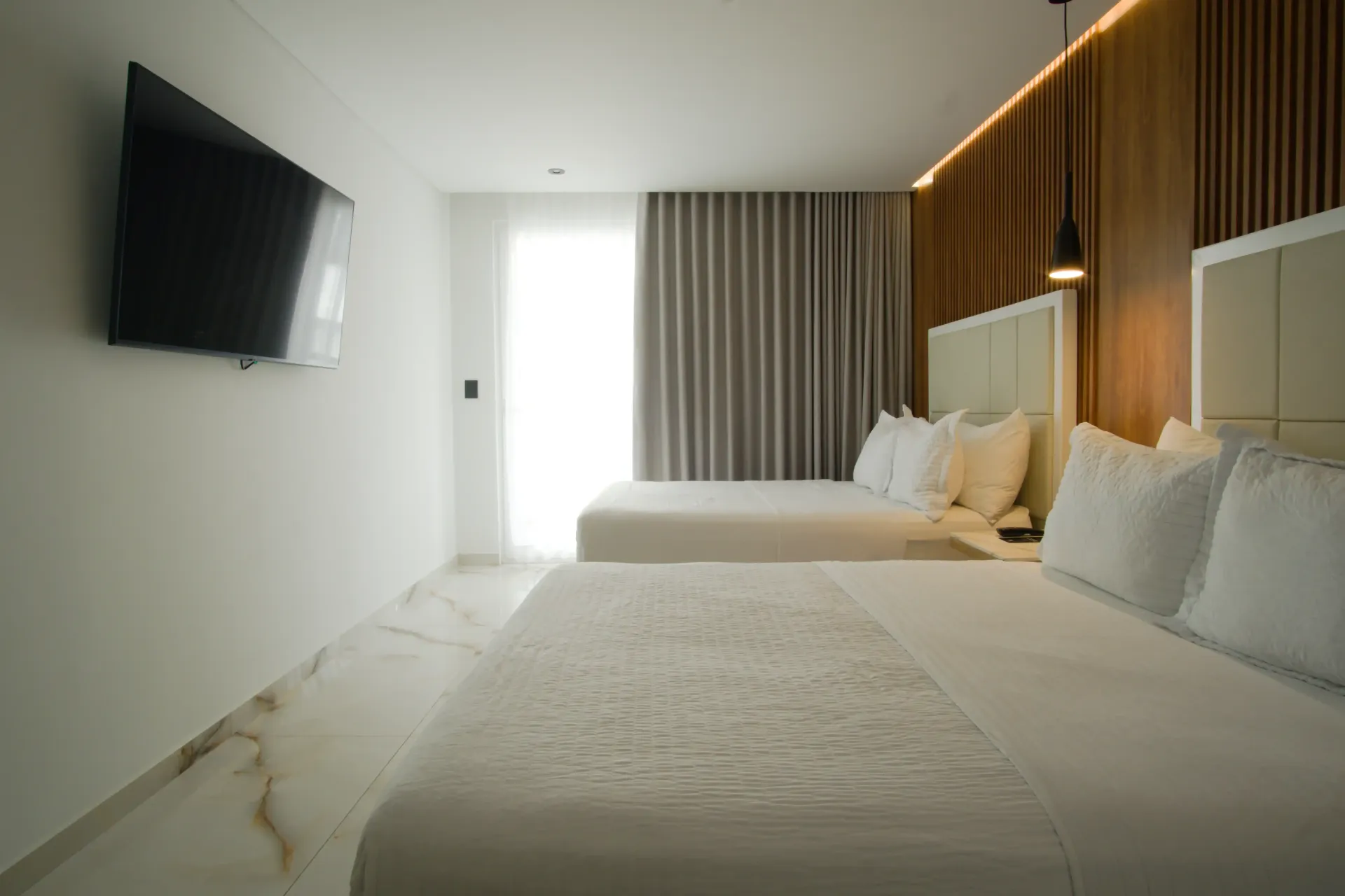 Habitación en moderna del Hotel 111 San Andrés con camas dobles, diseño elegante y ambiente acogedor. Un hotel donde hospedarse en San Andrés.