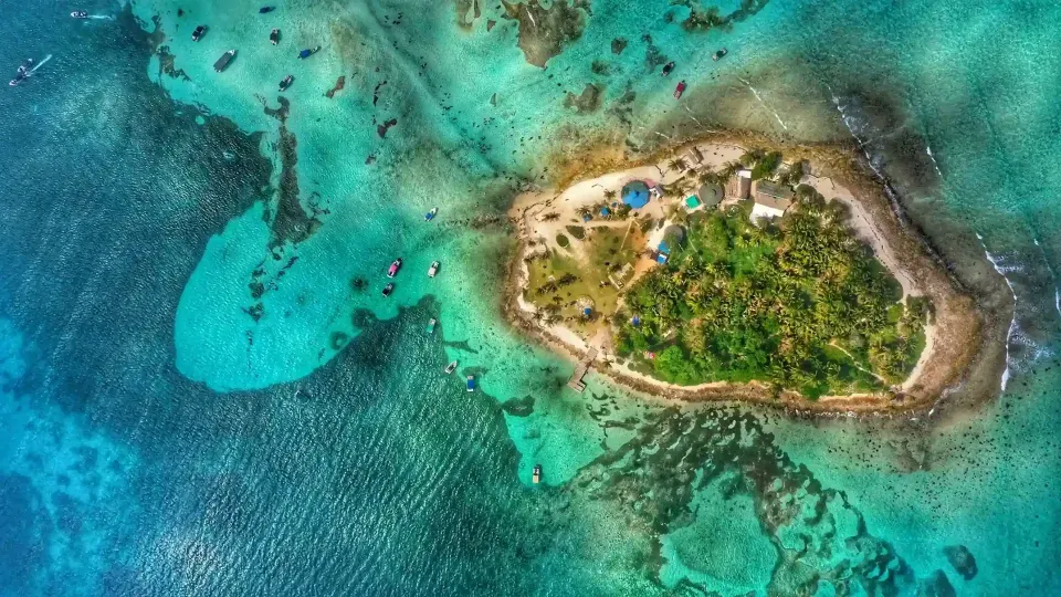 Vista de la isla de San Andrés con el mar de siete colores, ideal para hospedarse en el Hotel 111.