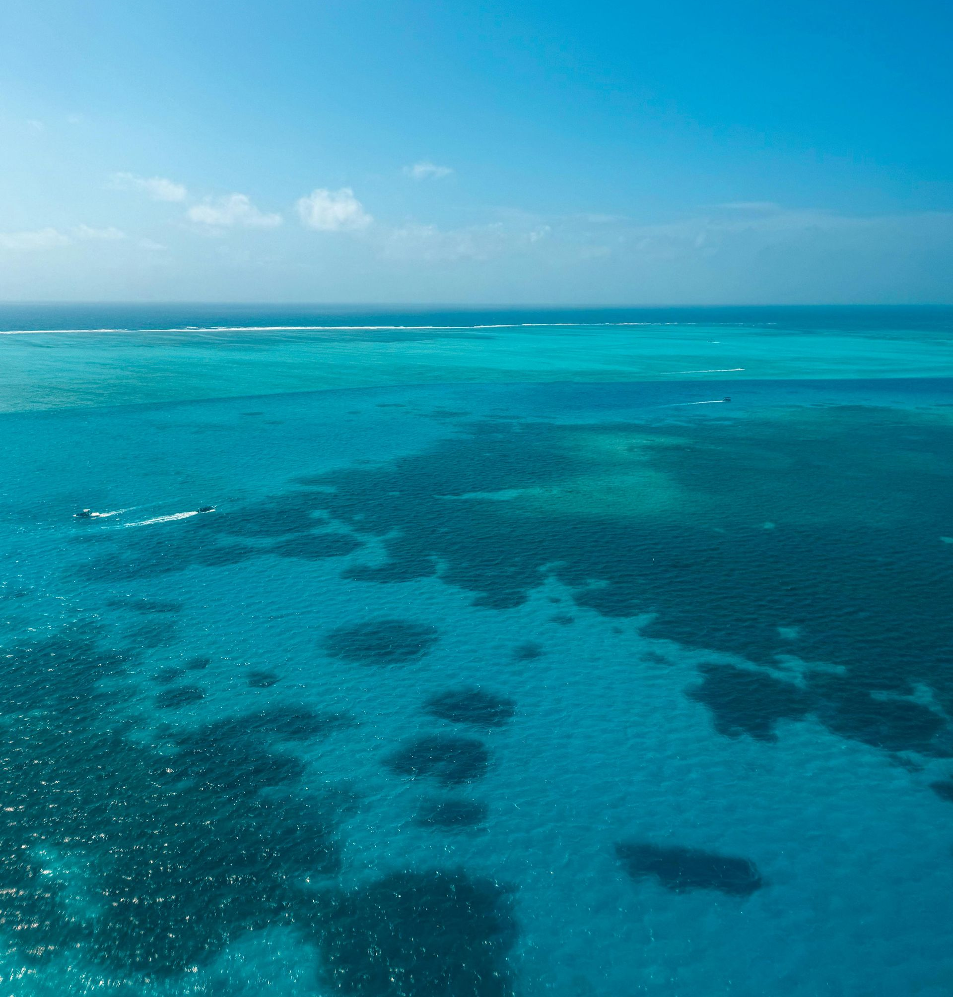 Vista panorámica del mar Caribe en San Andrés, tonos azules que acompañan la experiencia de descanso en la isla.