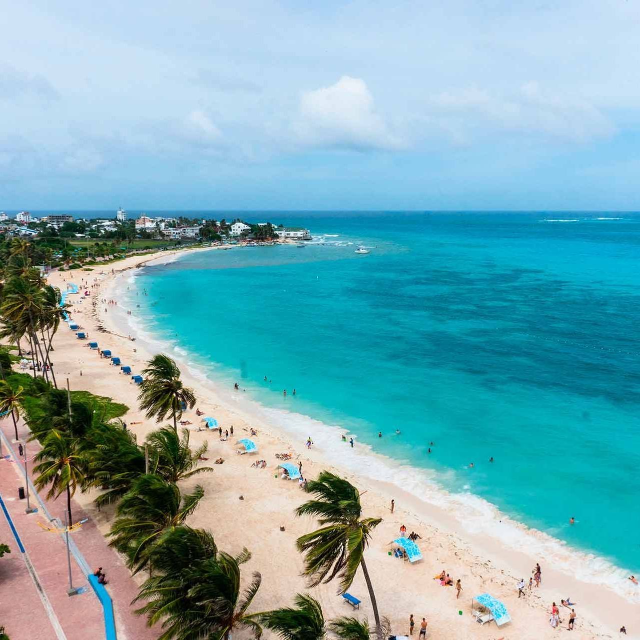 Vista aérea de playas de San Andrés con arena clara y mar turquesa, uno de los paisajes más representativos de la isla.
