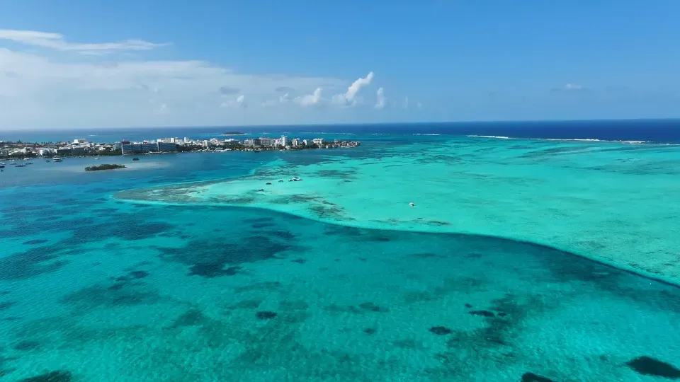 Panorámica del mar de siete colores en San Andrés, experiencia única para disfrutar en pareja desde el Hotel 111 cerca de la playa.