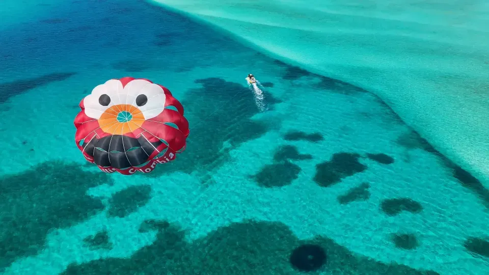 Actividades acuáticas en San Andrés para huéspedes del Hotel 111, como snorkel y recorridos por el mar de siete colores.