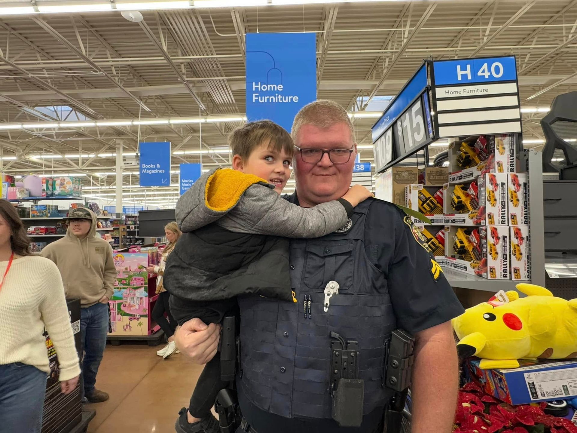 Cops shopping wit kids. Blount County, TN