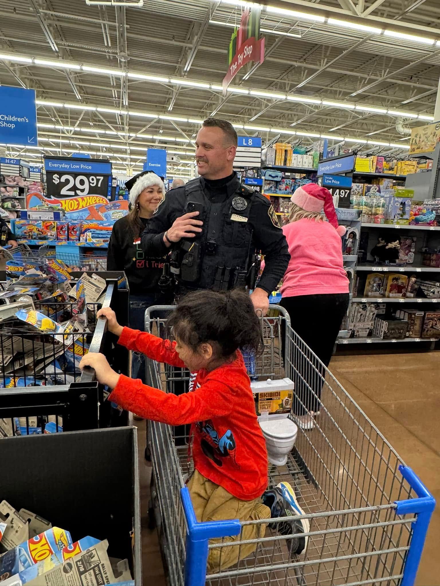 Cops shopping wit kids. Blount County, TN