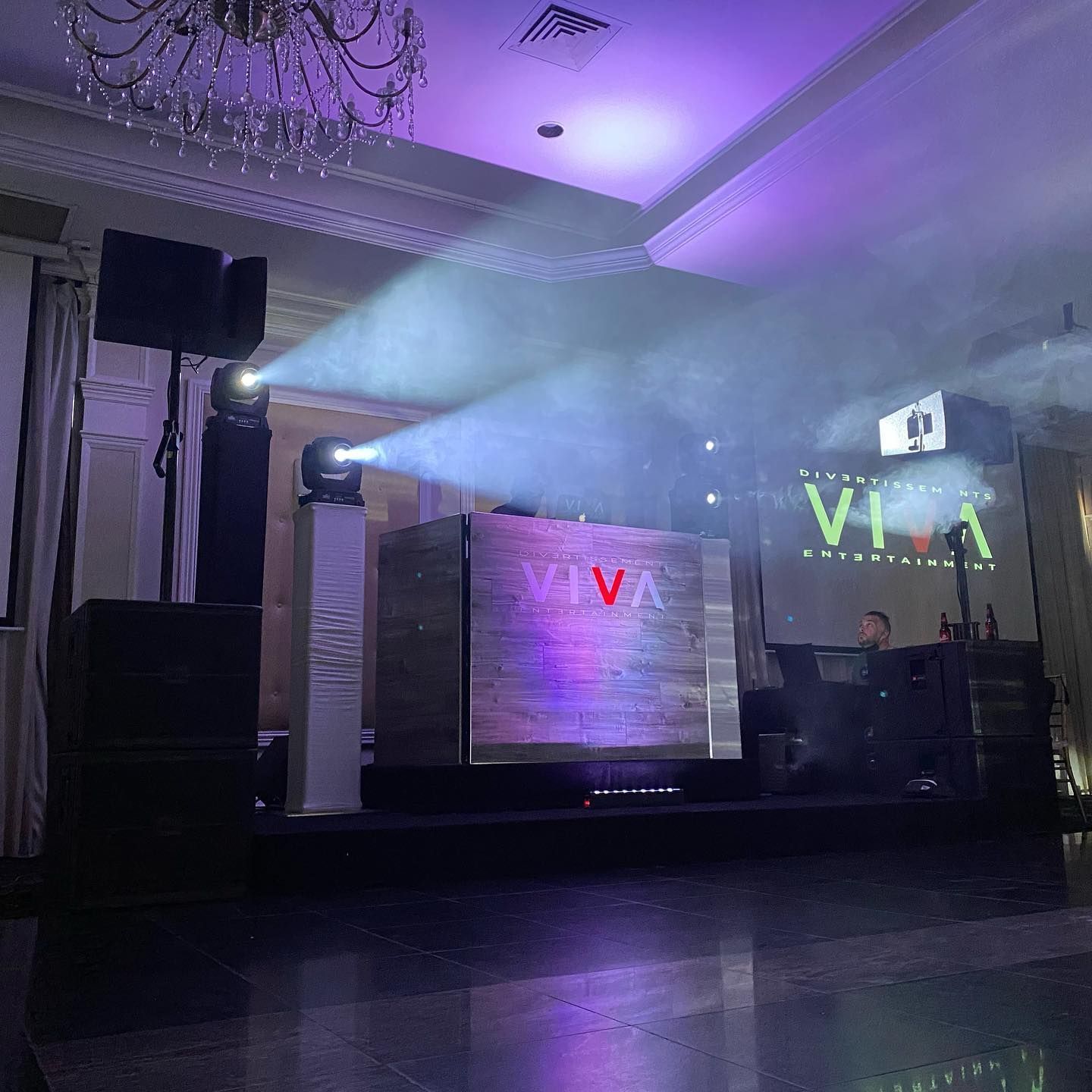 a stage with the word viva on it
