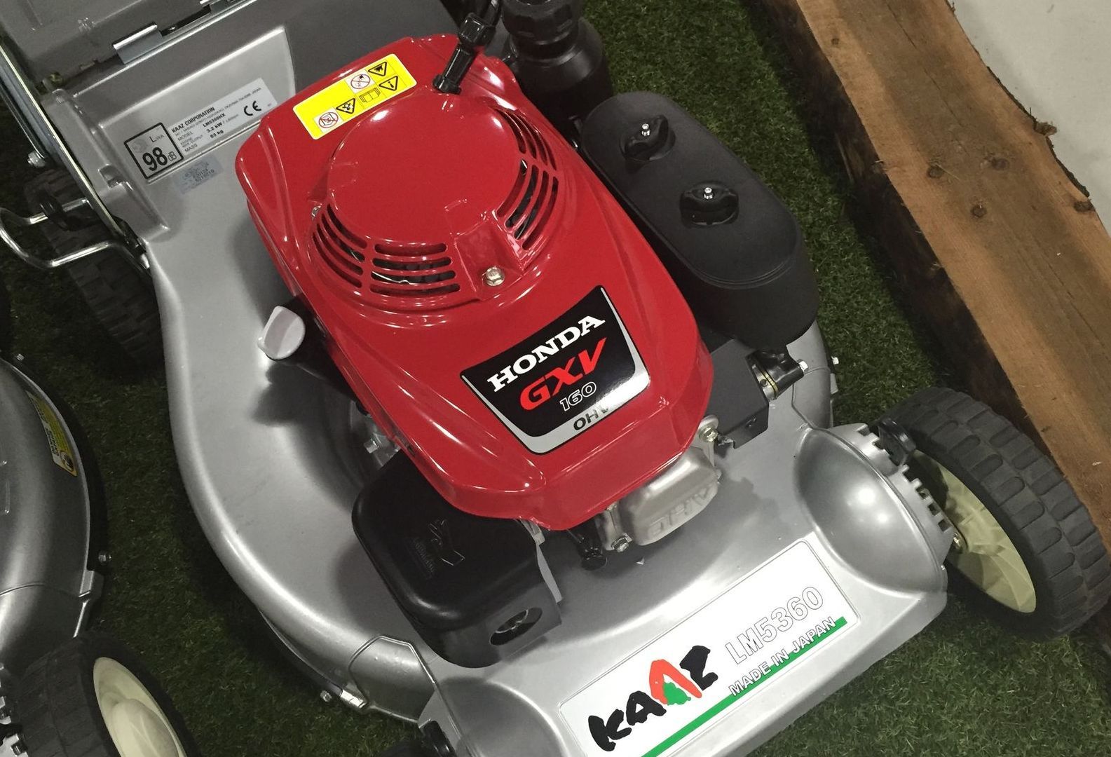 Photograph of a Honda GXV engine fitted to a petrol engine Kaaz GM5360 petrol lawnmower.
