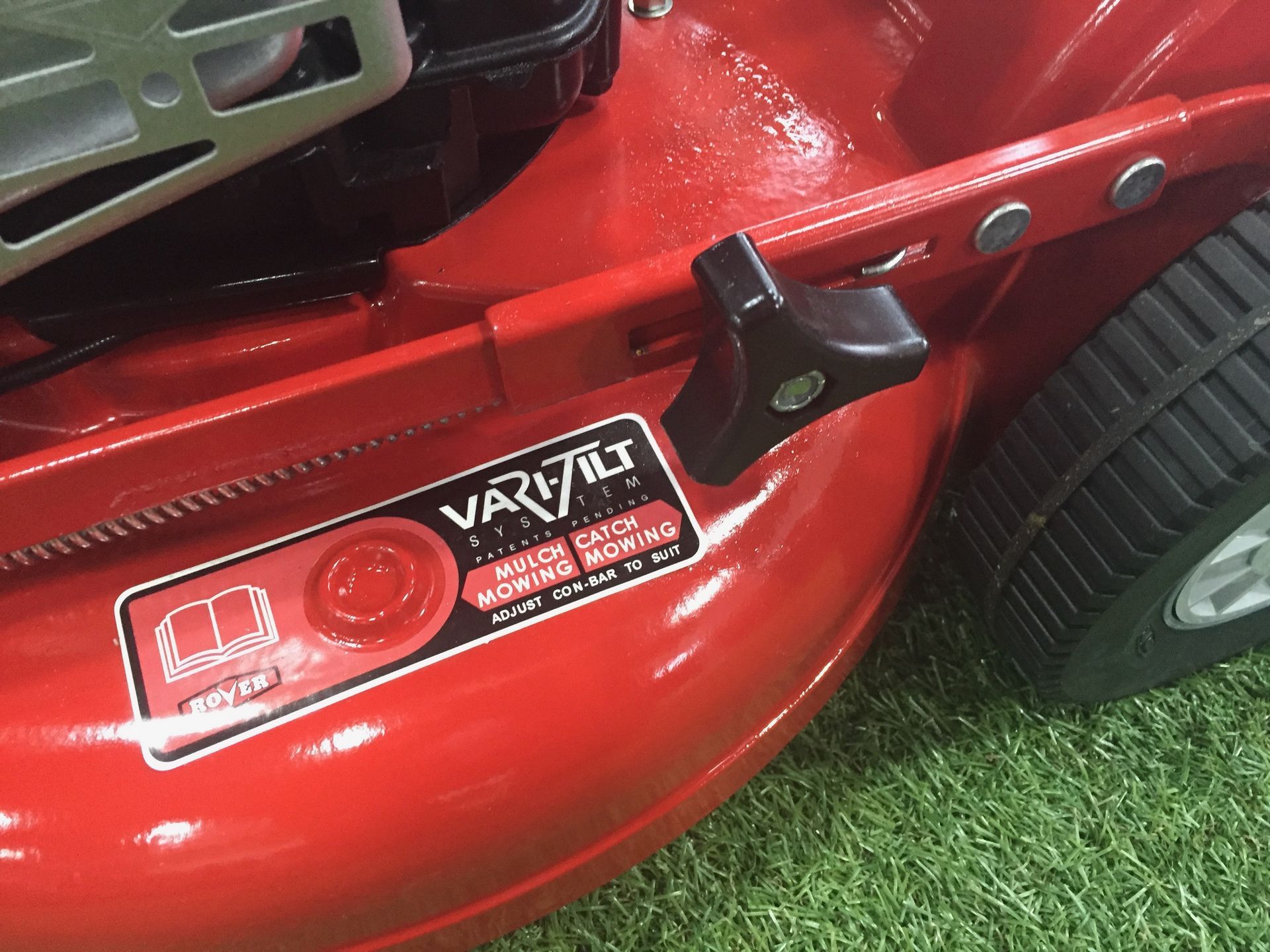 Photograph of Rover's Vari-Tilt system, which combines single point height adjustment, with an adjustable con-bar.
