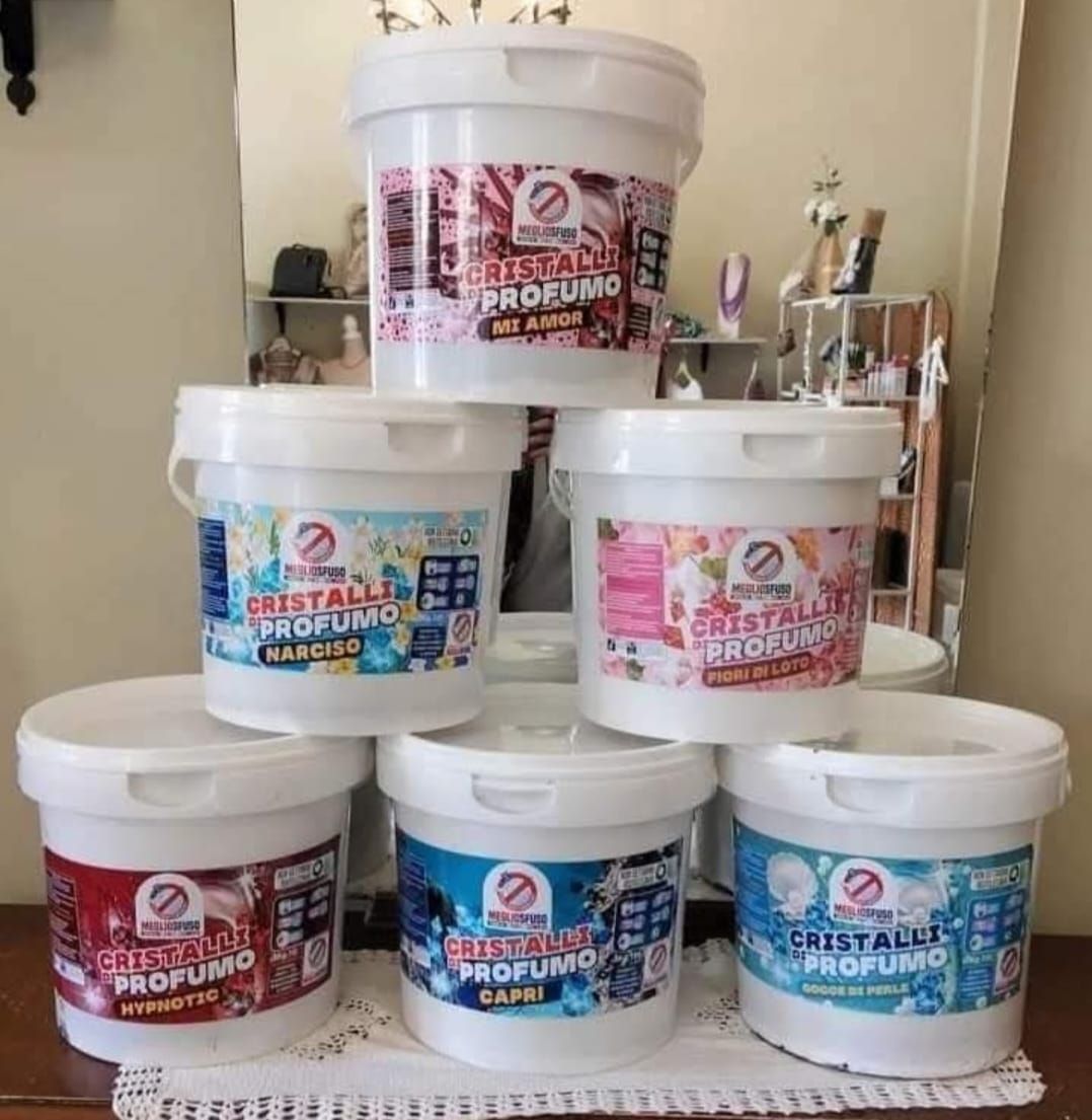Secchielli bianchi di prodotti per la pulizia Cristalli Profumo in varie profumazioni, impilati.