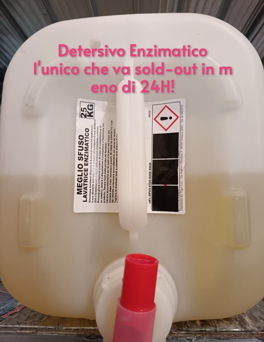 Contenitore per detersivo bianco con scritta in italiano e beccuccio rosso.