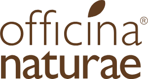 Logo Officina Naturae, testo marrone, foglia stilizzata sopra 
