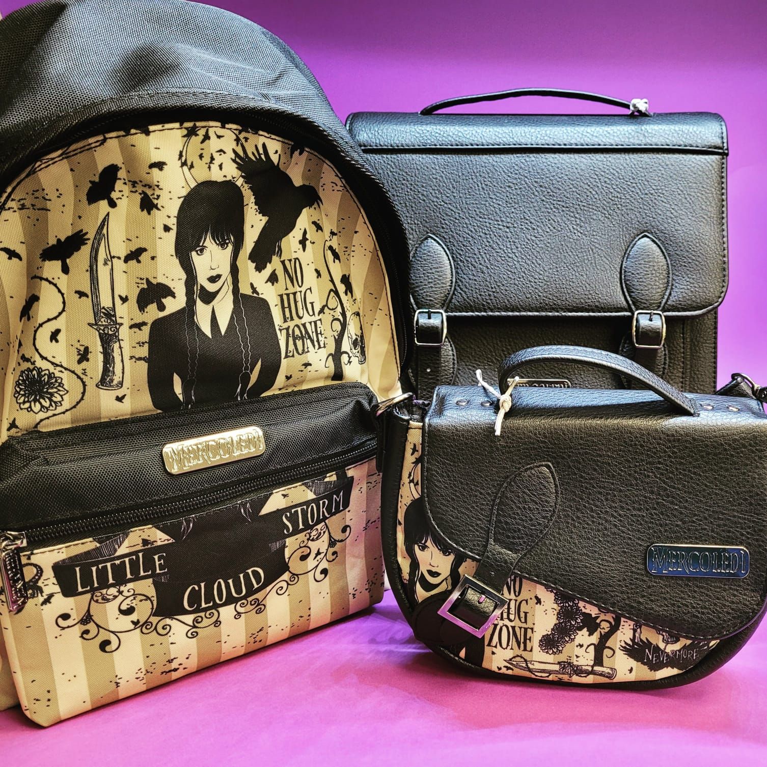 tre borse e uno zaino uno accanto all'altro