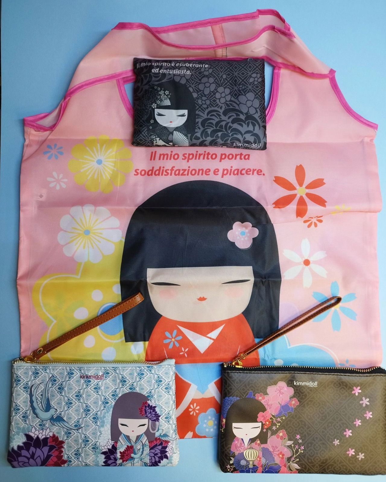 un sacchetto rosa con un disegno sopra