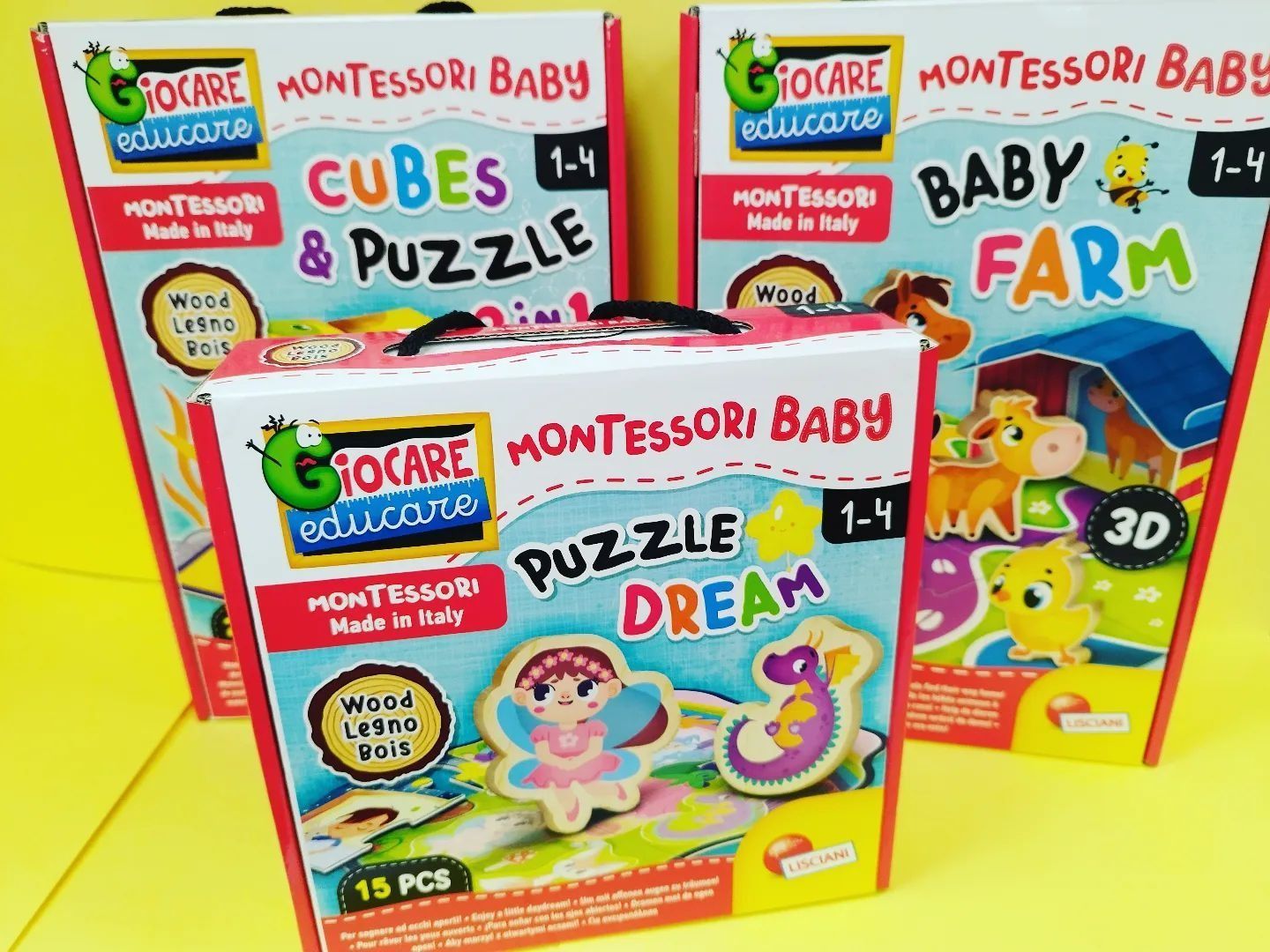 tre scatole di giocattoli per bambini uno accanto all'altro