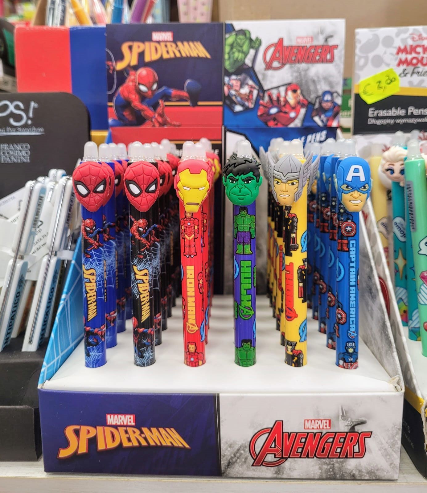 un espositore di penne Spiderman e Avengers in un negozio