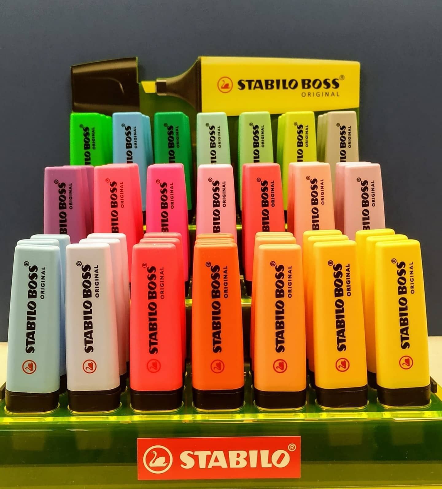 un display di evidenziatori Stabilo in diversi colori