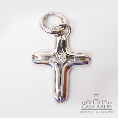 Dije de oro blanco de cruz con piedra