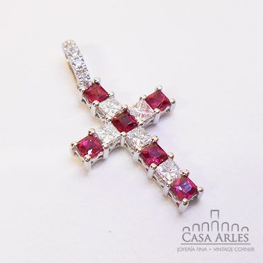 Dije de oro blanco de cruz con piedra