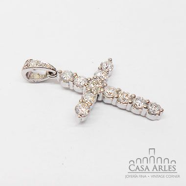 Dije de oro blanco de cruz e incrustaciones