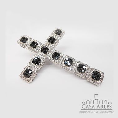 Dije de cruz con piedras blancas y negras