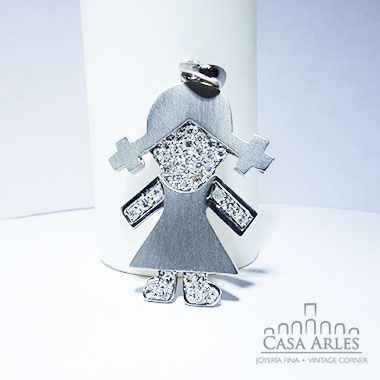 Dije de niña con piedras