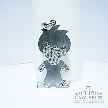 Dije de niño con piedras