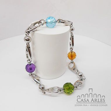 Pulsera de oro blanco con detalles de piedras de colores